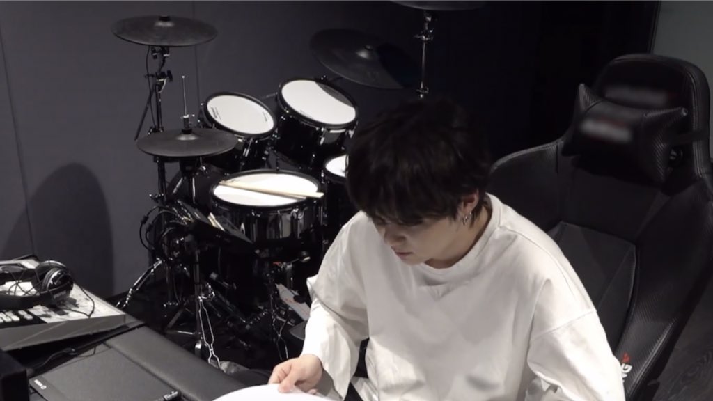 sugaIegend's tweet photo. YOONGI IS REALLY SERIOUS ABOUT LEARNING HOW TO PLAY THE DRUMS https://t.co/7UB9I0veiH