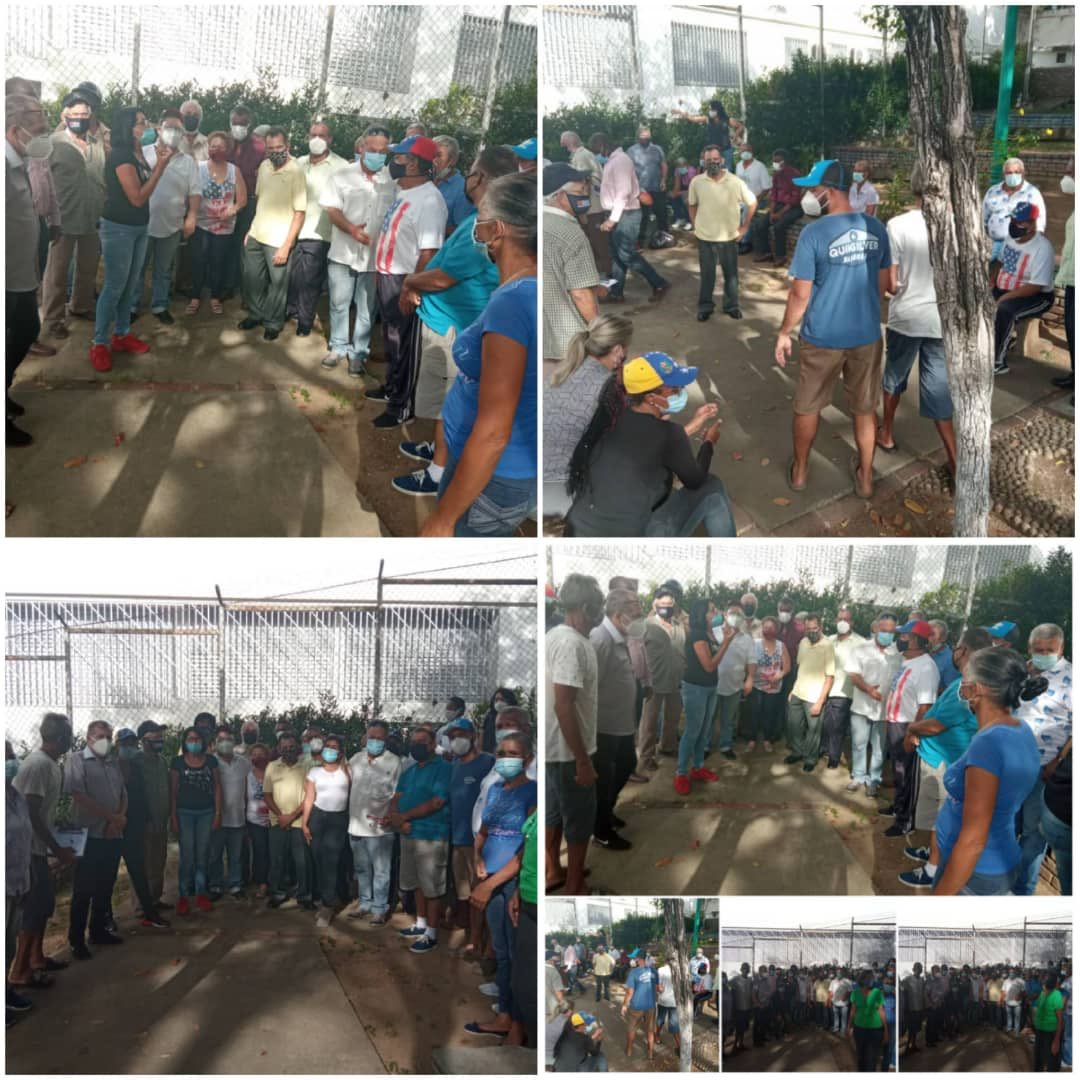 Líderizados por nuestro Secretario General Seccional José Barreto, los compañeros de AD en La Guaira en la Parroquia Caraballeda en contacto directo con el pueblo.