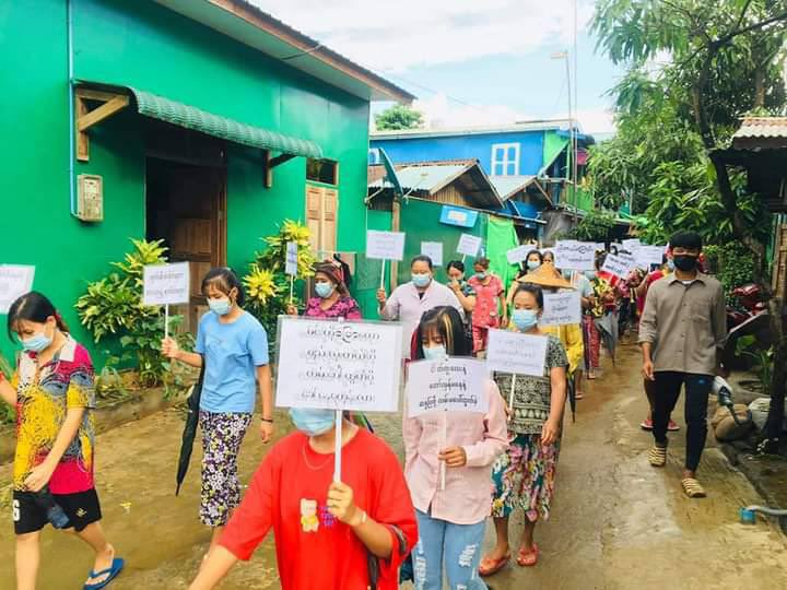 cario_real's tweet photo. Locals of Hpakant staged a protest against Genocidal Dictatorship and showed solidarity with #Mandalay where clashes with PDF and SAC are happening. #UnfetteredAccessForAids #June22Coup  #WhatsHappeningInMyanmar https://t.co/O8R4WE47mE