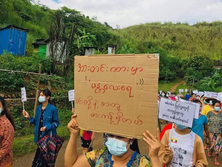 cario_real's tweet photo. Locals of Hpakant staged a protest against Genocidal Dictatorship and showed solidarity with #Mandalay where clashes with PDF and SAC are happening. #UnfetteredAccessForAids #June22Coup  #WhatsHappeningInMyanmar https://t.co/O8R4WE47mE