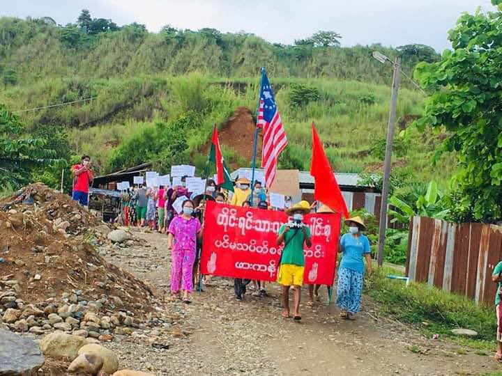 cario_real's tweet photo. Locals of Hpakant staged a protest against Genocidal Dictatorship and showed solidarity with #Mandalay where clashes with PDF and SAC are happening. #UnfetteredAccessForAids #June22Coup  #WhatsHappeningInMyanmar https://t.co/O8R4WE47mE