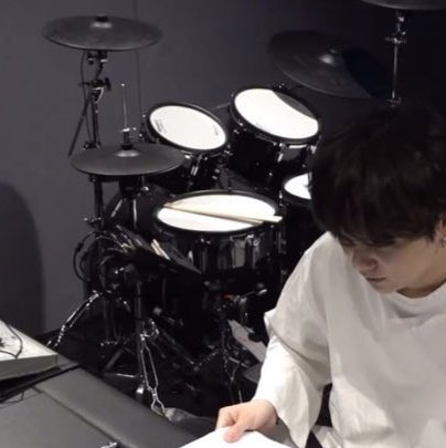 meanyoongi0309's tweet photo. Yoongi has drums inside his new studio IM SCREAMING https://t.co/hoZsAu5tkA