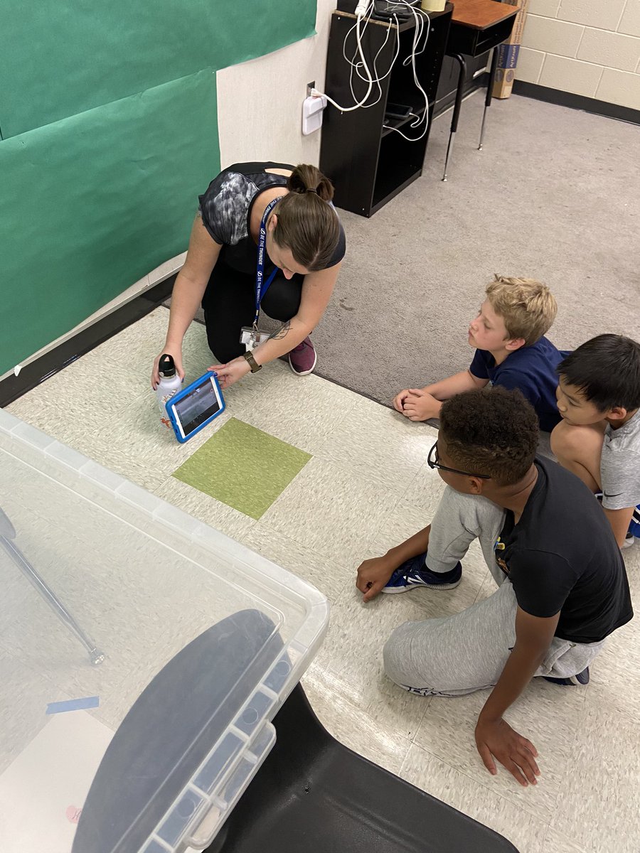lindsaylu1990's tweet photo. Stop motion madness! Week 2 campers diving right into learning tech for creating their PSA @Gifted_HCPS #ESSP4 #stopmotionanimation https://t.co/slTEdb23Uj