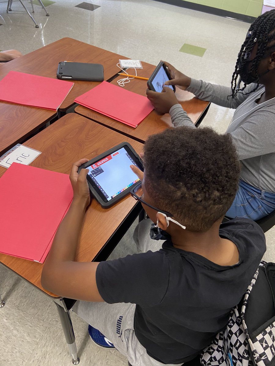 lindsaylu1990's tweet photo. Stop motion madness! Week 2 campers diving right into learning tech for creating their PSA @Gifted_HCPS #ESSP4 #stopmotionanimation https://t.co/slTEdb23Uj