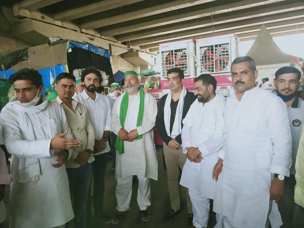 Sourabh_RLD2022's tweet image. किसान समर्थित पार्टी @RLDparty के पश्चिमी यूपी के क्षेत्रीय युवा अध्यक्ष @LateshRLD जी व युवा राष्ट्रीय अध्यक्ष @WaseemRLD जी ने #गाजीपुर_बॉर्डर पहुंचकर @RakeshTikaitBKU जी की उपस्थित में किसानों के लिए कूलरो की व्यवस्था कराईं।
सराहनीय कार्य🌾
#SupportFarmersProtest
@aapkadharm
