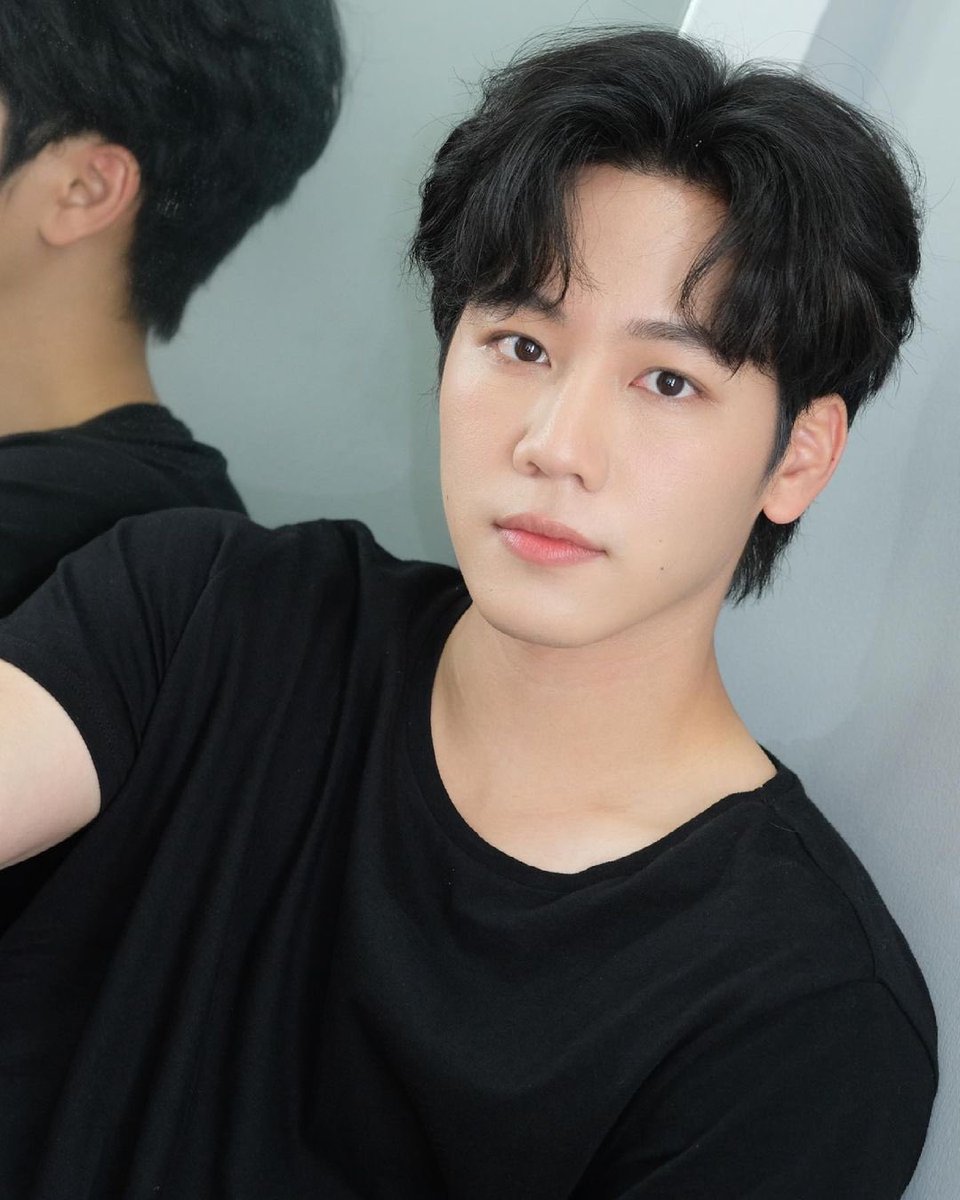 evrditwillrain's tweet photo. หล่อจังอะ หล่อมาก แฟนหนุ่มเท่านั้น กรี้ด https://t.co/70f6cVrfEl