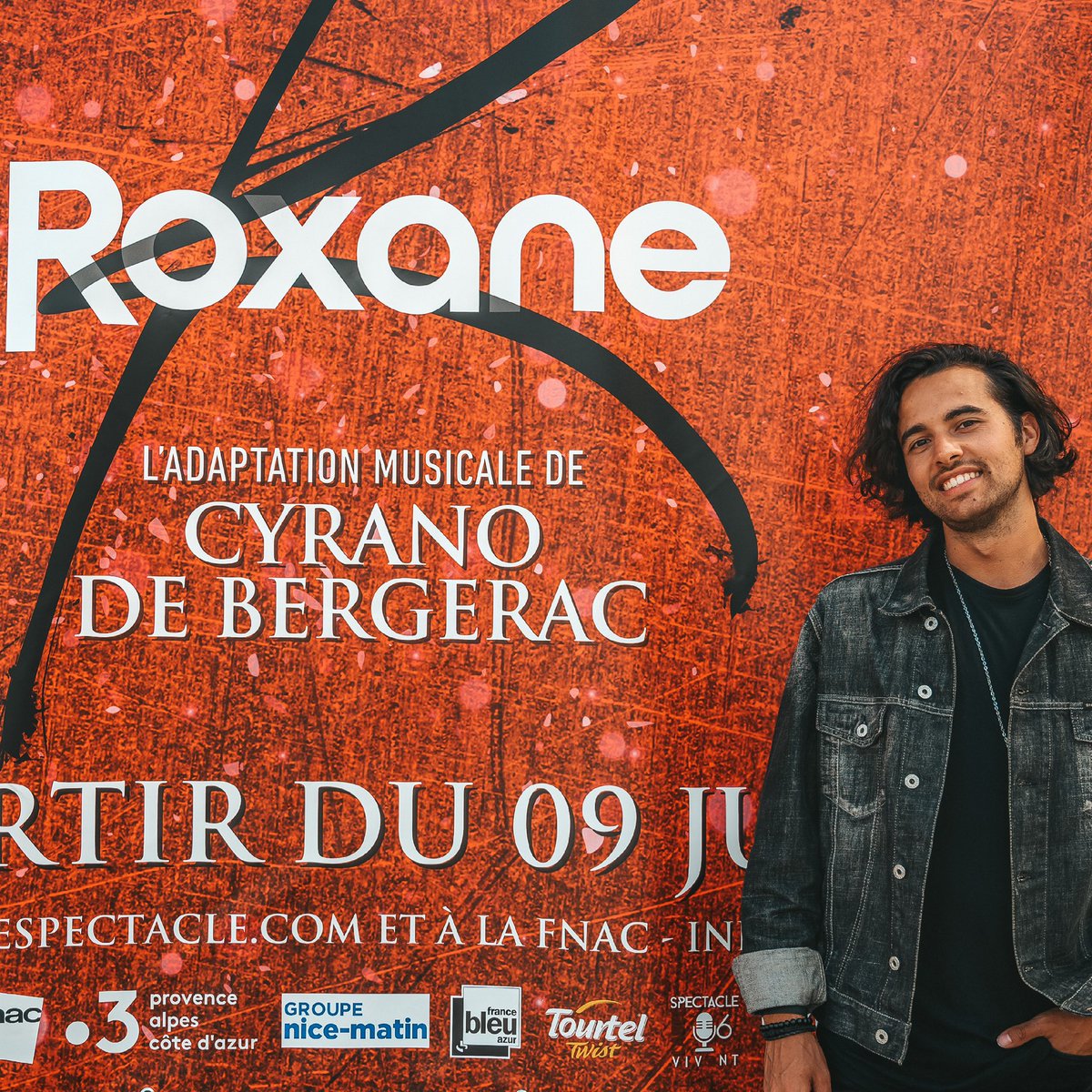 [ LES MOTS DE CHRISTIAN 🎤]

Le beau Christian, interprété par Romain Dos Santos, déclare son amour à Roxane avec les mots de Cyrano : 

« Je ne suis né que pour vous
Vous étiez mon rendez-vous 
Mon ciel immense 
Mon évidence. »

#roxane #roxanelespectacle #cyranodebergerac