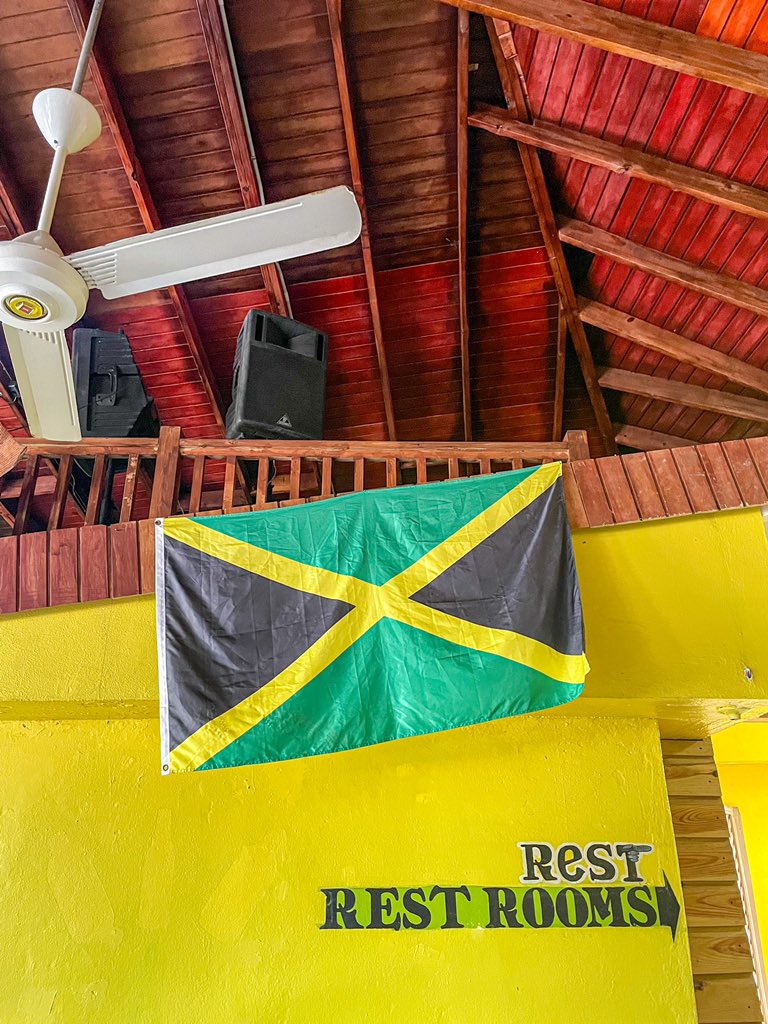 walterjmiami's tweet photo. Local foods are the best! Had my Jamaican Beef Patty. ☺️☺️☺️. https://t.co/SjFyLDynPG