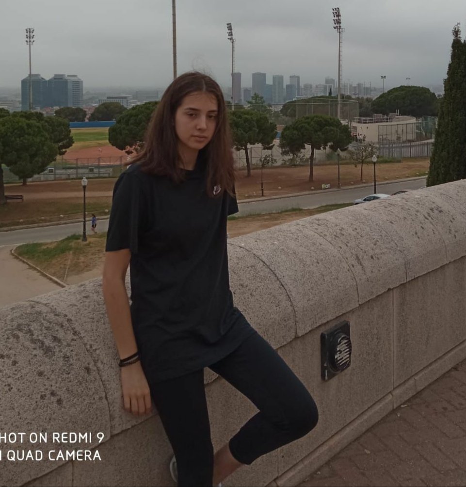 BegoGrigelmo's tweet photo. Es diu Judith, té 16 anys i va desaparéixer ahir a Barcelona. La família demana ajuda per trobar-la. Si la veieu, truqueu a Mossos o al 112. Anava vestida com a la foto: malles, samarreta i vambes Nike, tot negre. Gràcies. @mossos @EmergenciesBCN @emergenciescat @GUBBarcelona https://t.co/zkblBnI0RZ