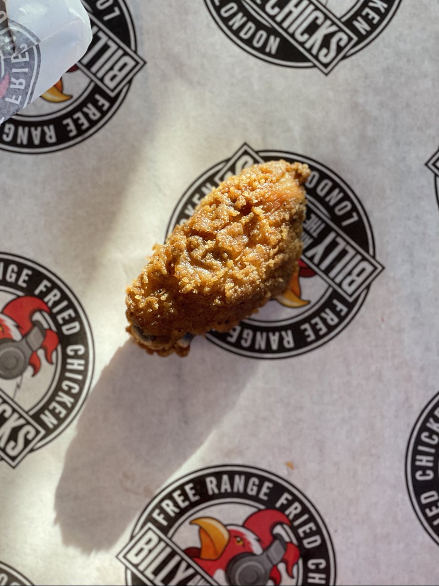 Now that my friends is a damn good hot wing 👌 Crispy, golden and perfectly seasoned. 💯

Have you tried our #hotwings yet? Let us know your thoughts! #londonfoodies #halalfoodlondon #friedchicken