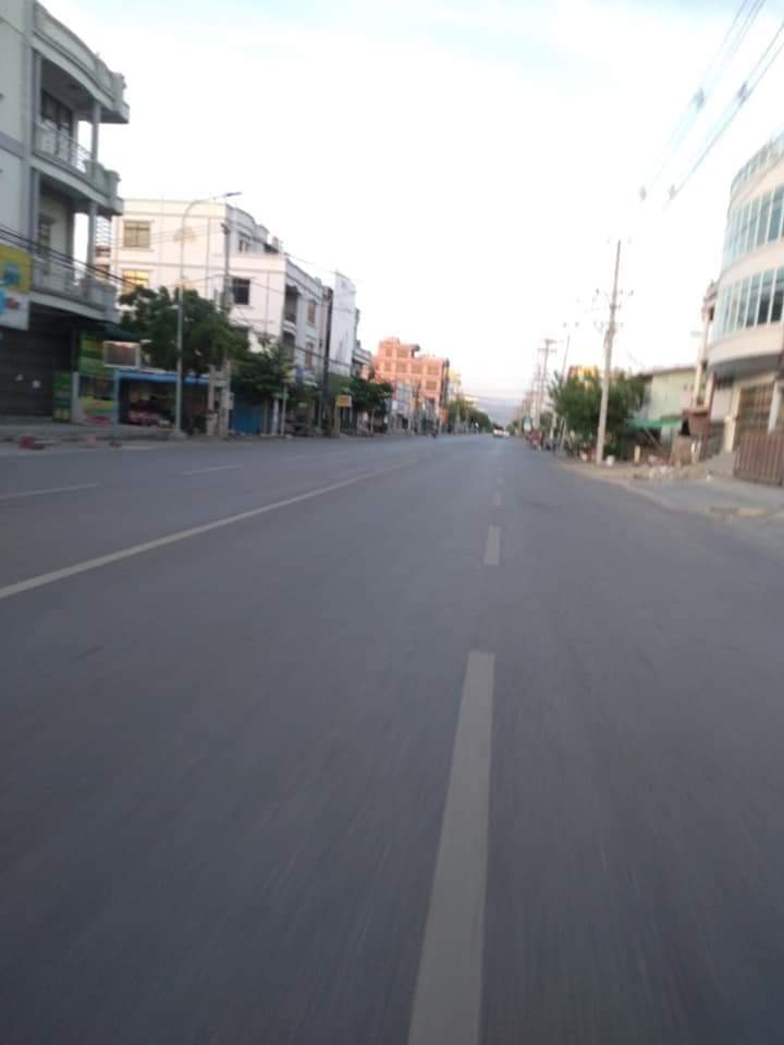 b3rry_y's tweet photo. Residents said that military terrorists fired at the Mya Yi Nandar housing market at 6 pm this evening. People were fled and #Mandalay was silenced.
#WhatsHappeningInMyanmar
#June22Coup https://t.co/raVj0vwU3R