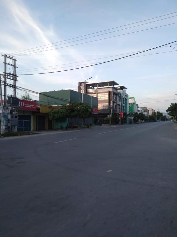 b3rry_y's tweet photo. Residents said that military terrorists fired at the Mya Yi Nandar housing market at 6 pm this evening. People were fled and #Mandalay was silenced.
#WhatsHappeningInMyanmar
#June22Coup https://t.co/raVj0vwU3R