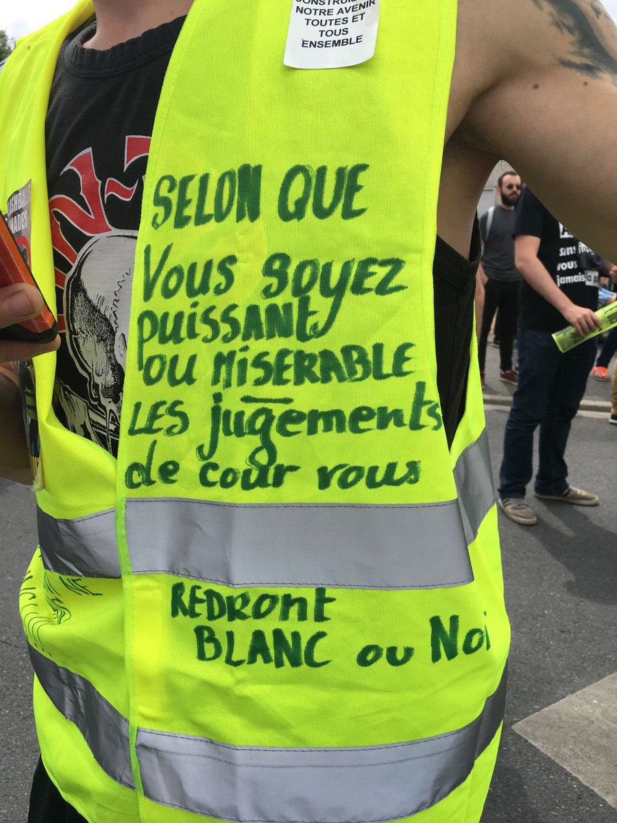 DosPlein's tweet photo. Vu #Acte36 Beaumont-sur-Oise selon que vous soyez puissant ou misérable les jugements de cour vous rendront noir ou blanc. #GiletsJaunes https://t.co/wT53Nme8vA