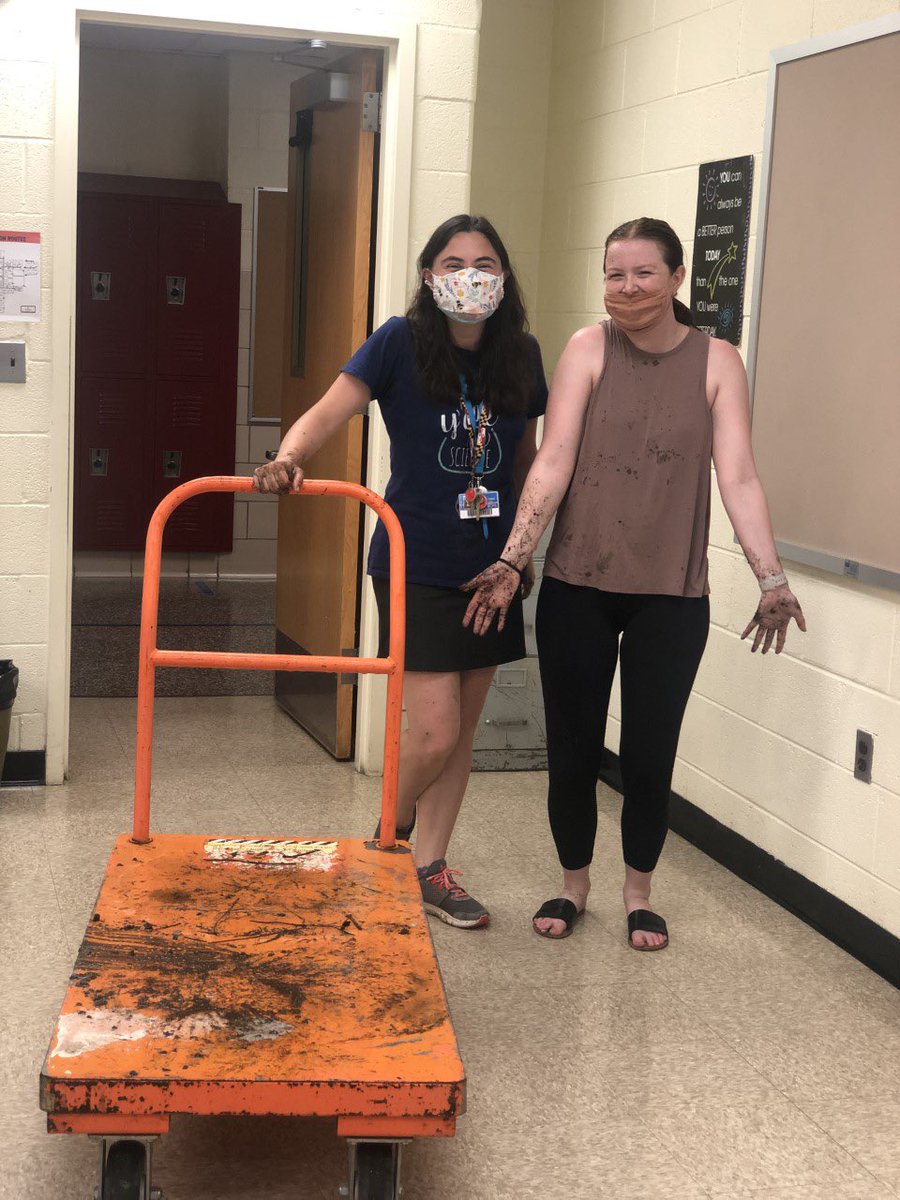 MsStrott's tweet photo. Help out in the courtyard she said... #LastdayOfSchool #sciencerocks @AmandaE_Sci ☺️ https://t.co/qj27kKf9Kg
