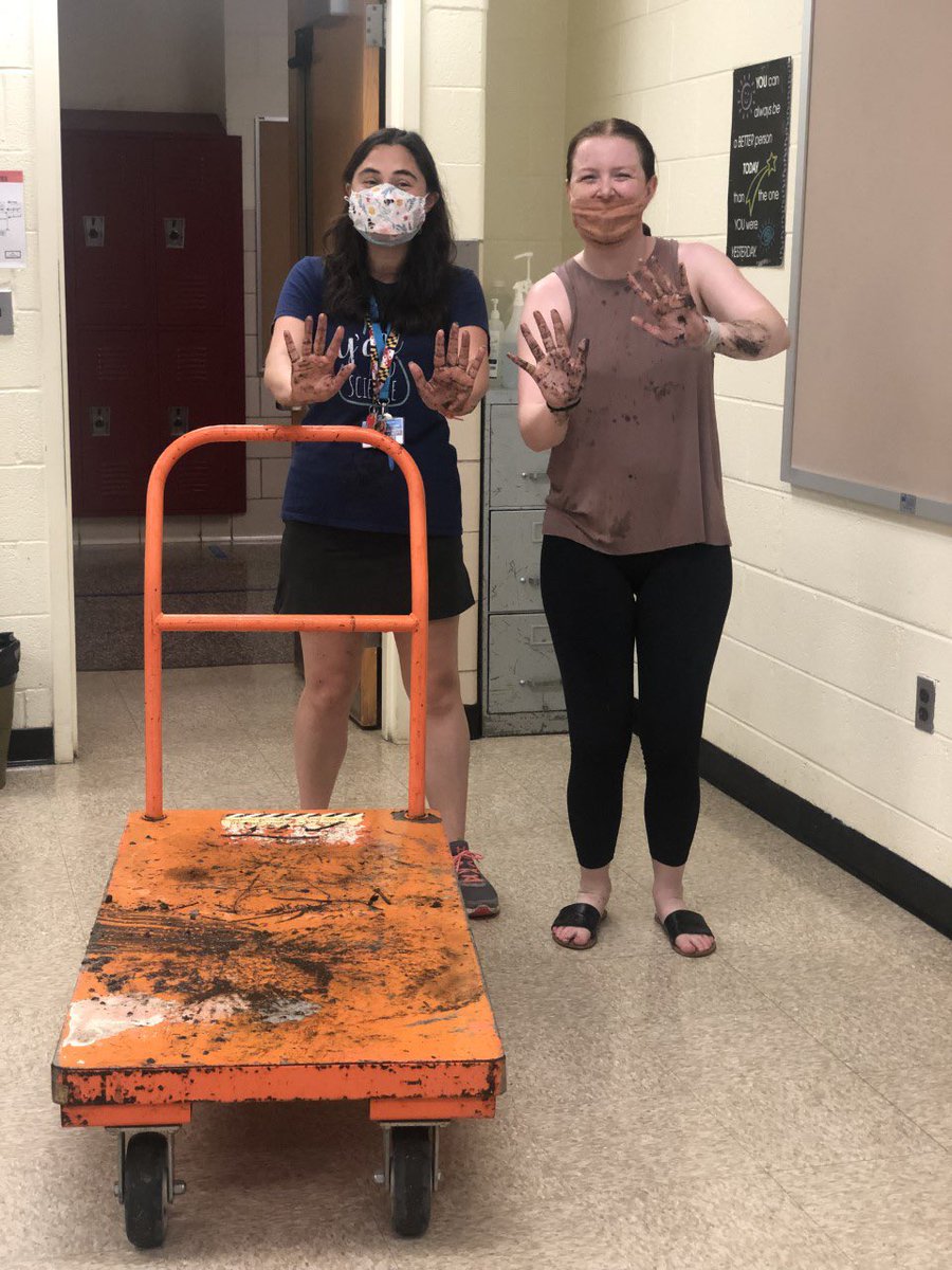 MsStrott's tweet photo. Help out in the courtyard she said... #LastdayOfSchool #sciencerocks @AmandaE_Sci ☺️ https://t.co/qj27kKf9Kg