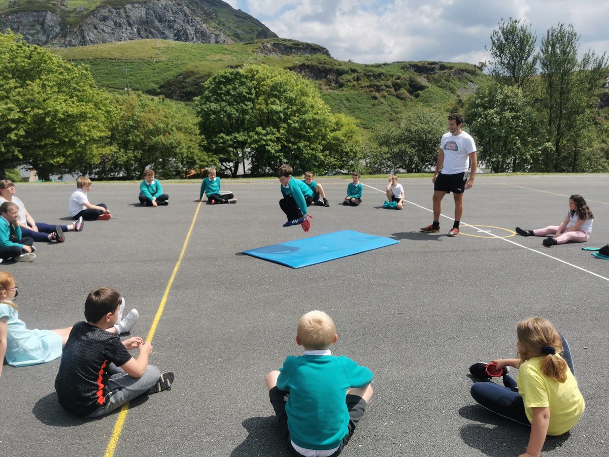 ManodHW's tweet photo. Diolch i @Twudur am ddysgu plant Blwyddyn 4 @Ysgol_Manod i glocsio heddiw!👞🏴󠁧󠁢󠁷󠁬󠁳󠁿 Pawb wedi mwynhau! https://t.co/vkR5ZgrCEO