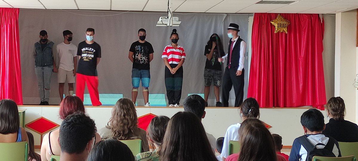 IesBatan's tweet photo. Hoy hemos tenido la actuación de final de curso de este año tan especial.
El grupo de 4° de artes escénicas ha preparado una adaptación musical para celebrar los sueños y retos que están por venir. Ha sido una interpretación fantástica.
#somoselbatan #ieselbatan https://t.co/a3pH9QcSml