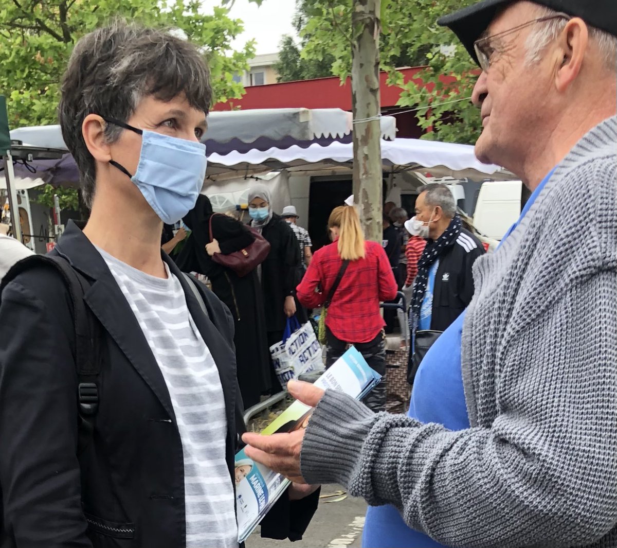 fgrolet's tweet photo. 📣 Ce matin au marché de #Metz Borny, notre message ➡️ Dimanche on vote ! Et plutôt deux fois qu’une à #Metz2 !
👉Grégoire LALOUX et Divine HOURT aux #departementales2021
👉Et Laurent JACOBELLI aux #régionales2021 https://t.co/nqVMyj8UYb