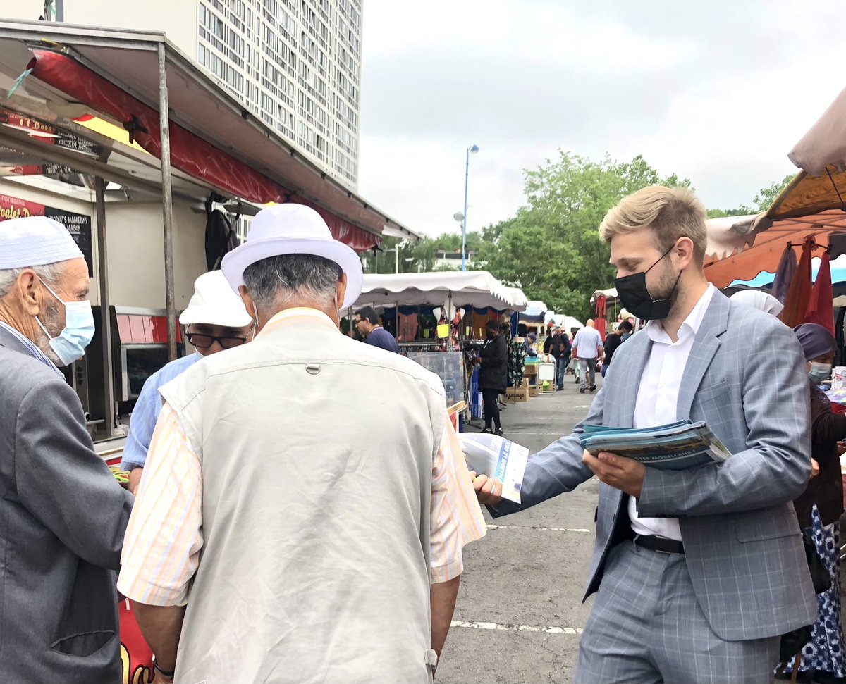 fgrolet's tweet photo. 📣 Ce matin au marché de #Metz Borny, notre message ➡️ Dimanche on vote ! Et plutôt deux fois qu’une à #Metz2 !
👉Grégoire LALOUX et Divine HOURT aux #departementales2021
👉Et Laurent JACOBELLI aux #régionales2021 https://t.co/nqVMyj8UYb