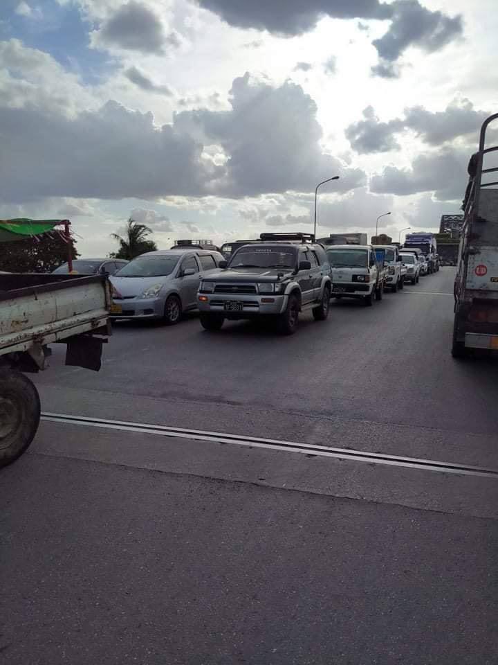 kntisburningup's tweet photo. On the Sagaing bridge where it connects to #Mandalay where shootings occurred this morning, SAC terrorists are examining passing vehicles strictly in search of People’s Defense Force Members. #UnfetteredAccessForAids #June22Coup  #WhatsHappeningInMyanmar https://t.co/6GEf2A9nBA