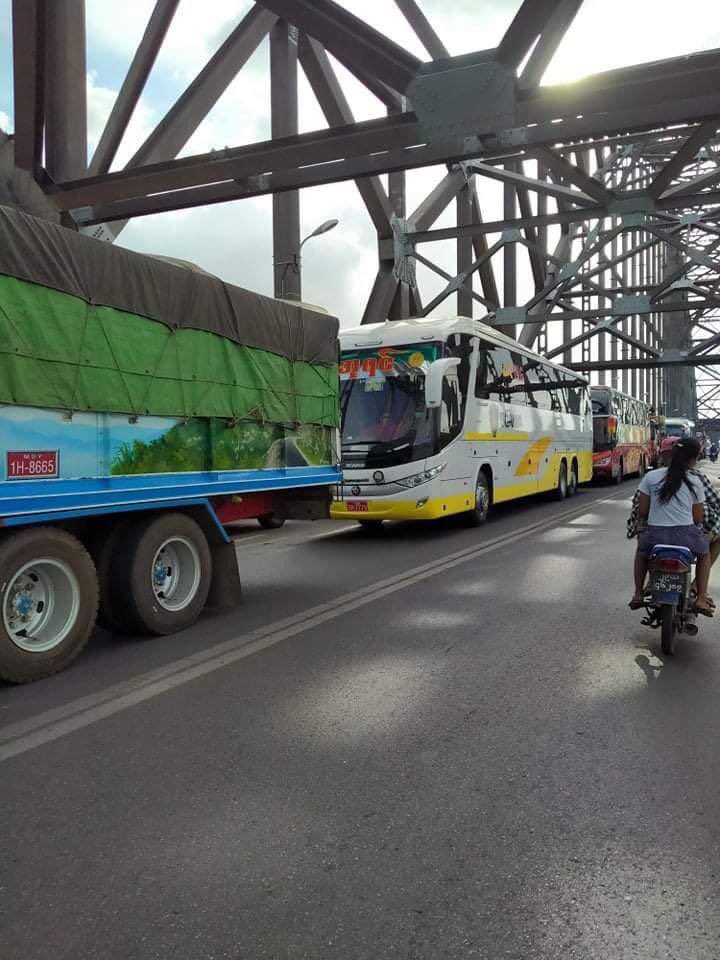 kntisburningup's tweet photo. On the Sagaing bridge where it connects to #Mandalay where shootings occurred this morning, SAC terrorists are examining passing vehicles strictly in search of People’s Defense Force Members. #UnfetteredAccessForAids #June22Coup  #WhatsHappeningInMyanmar https://t.co/6GEf2A9nBA