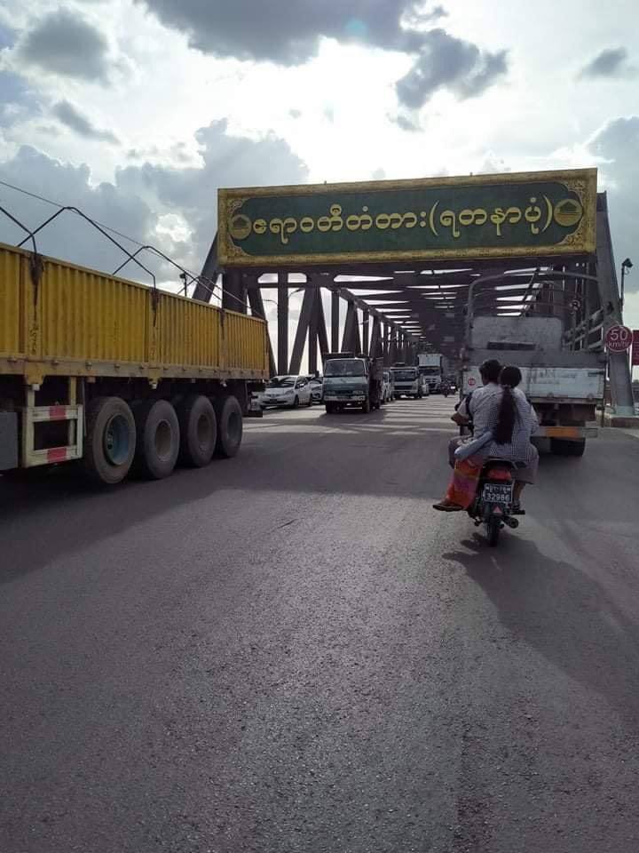 kntisburningup's tweet photo. On the Sagaing bridge where it connects to #Mandalay where shootings occurred this morning, SAC terrorists are examining passing vehicles strictly in search of People’s Defense Force Members. #UnfetteredAccessForAids #June22Coup  #WhatsHappeningInMyanmar https://t.co/6GEf2A9nBA