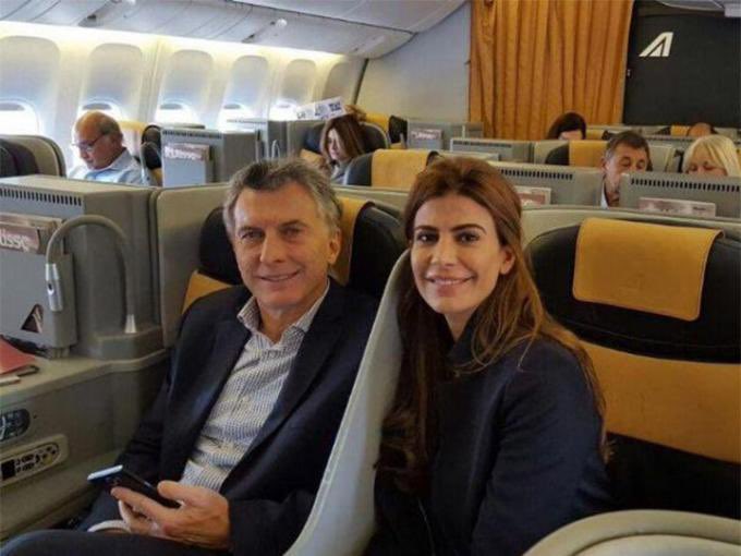 luisevivanco's tweet image. Yo considero que viajar en el avión presidencial por temas privados es al menos una descortesía. 

Se argumenta seguridad, aquí vemos a Macri (durante su mandato) volar en comercial incluso para fines oficiales (iba de gira a Europa).