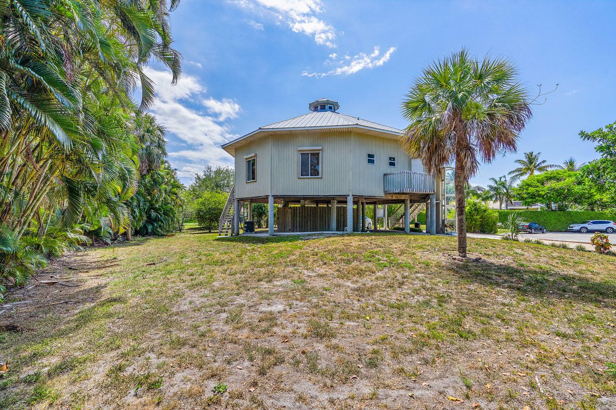 TheSnyderGroup's tweet photo. This Prestigious Sewall's Point Home has a unique circular design, is bright and open and even has an elevator!  Sewall’s Point is known for its natural beauty, recognized as tree city and an Audubon Society Certified Bird Sanctuary. 

To learn more call 561-951-9301 https://t.co/a7v3Oy1Ana