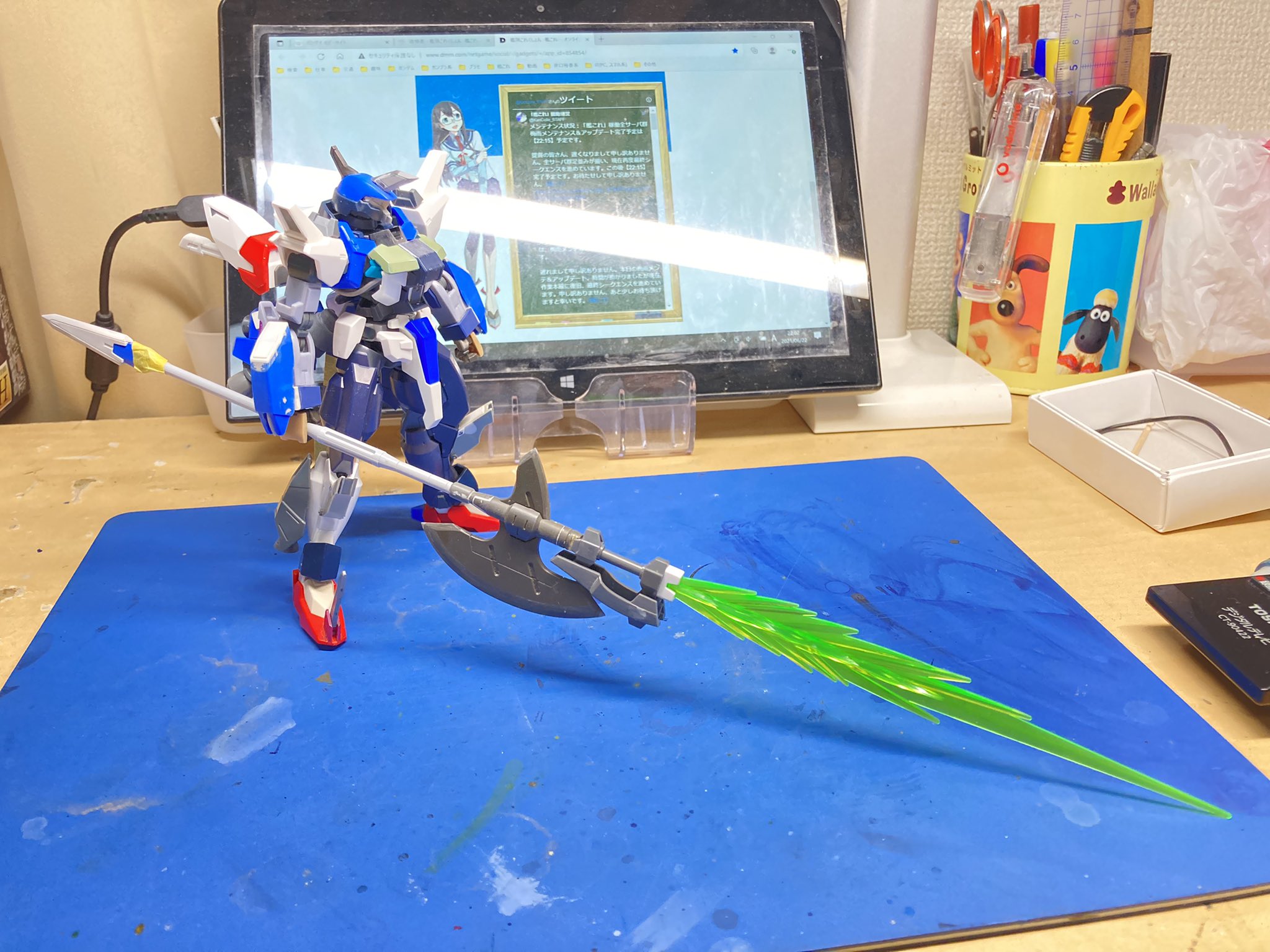 Adヌコ そして 戦斧とビームソードはドッキングしてとんでもないサイズの長柄武器となるように調整 やっぱりデカいは正義ですよ奥さん 問題は デカすぎて まともに構えれない まともに写真が撮れない そりゃそうだよな1 100サイズのストライクと比べて