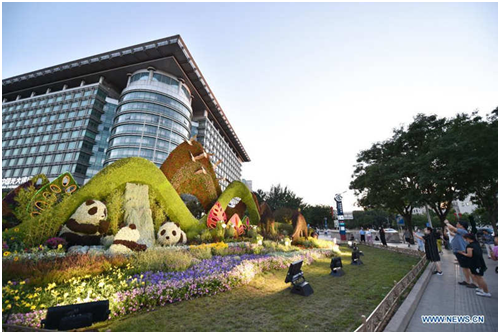Medios03181715's tweet photo. Echemos un vistazo y disfrutemos del arte floral chino, que en esta ocasión engalana la Avenida Chang'an, construida en el reinado del emperador Yongle de la dinastía Ming,  con 45 Km de largo por 100 m. de ancho, en la capital china, Beijing.  #China #BellezaChina https://t.co/1Uj0bYljrt