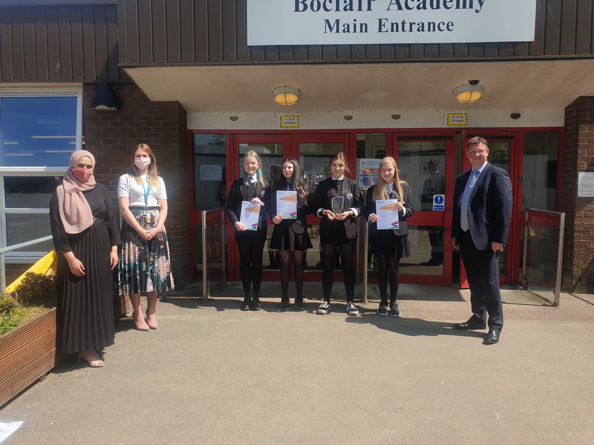 BoclairChemist1's tweet photo. Thank you to Steven from @ViridorUK for presenting us with our regional trophy today. We are very excited to compete in the National final tomorrow and to see everyone's projects. #STEM  @BoclairAcademy @EDTScotland @BoclairDyw https://t.co/CjbyAggX3T