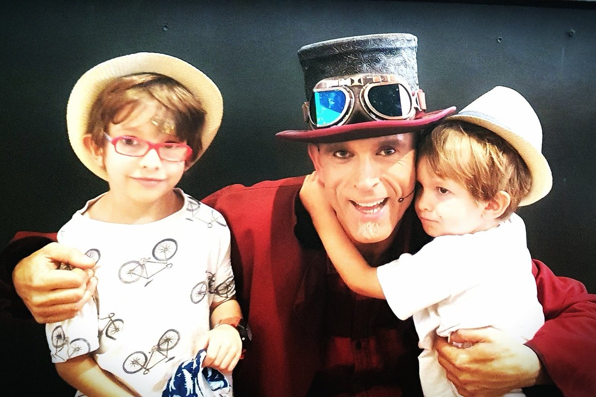 BillyBluffMagic's tweet photo. Y esto... entre otras cosas, es lo que da sentido a mi trabajo. 😍😜🤪

#offlatina #offlatinateatro #magia #whereispulgarcito #showinfantil #teatrofamiliar #showdemagia #showdemagiainfantil https://t.co/CxnC9SAU90