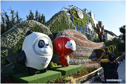Medios03181715's tweet photo. Echemos un vistazo y disfrutemos del arte floral chino, que en esta ocasión engalana la Avenida Chang'an, construida en el reinado del emperador Yongle de la dinastía Ming,  con 45 Km de largo por 100 m. de ancho, en la capital china, Beijing.  #China #BellezaChina https://t.co/1Uj0bYljrt