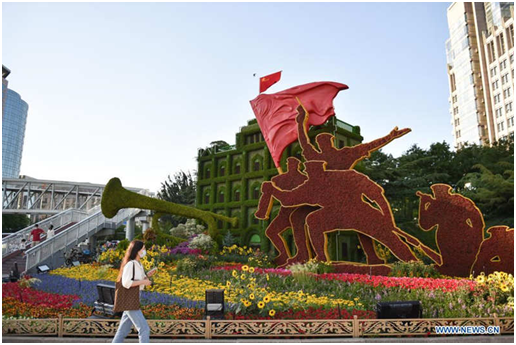 Medios03181715's tweet photo. Echemos un vistazo y disfrutemos del arte floral chino, que en esta ocasión engalana la Avenida Chang'an, construida en el reinado del emperador Yongle de la dinastía Ming,  con 45 Km de largo por 100 m. de ancho, en la capital china, Beijing.  #China #BellezaChina https://t.co/1Uj0bYljrt