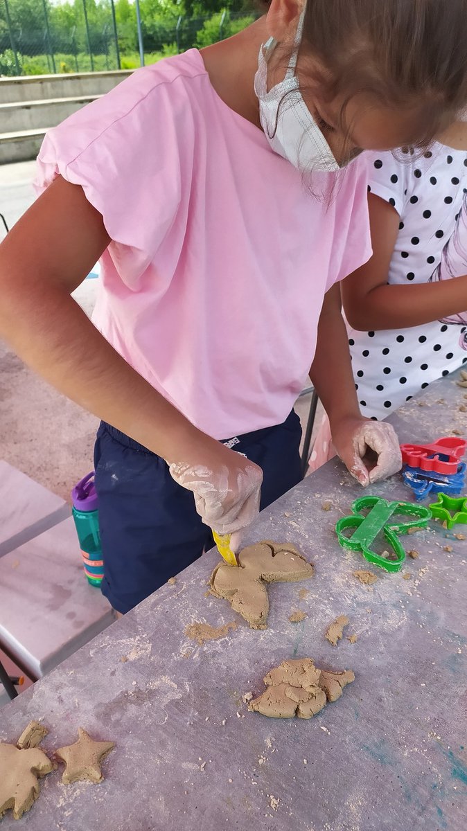 GSenbayram's tweet photo. Seramik yaparken öğrendiğimiz çok şey vardır: 
-Sabır
-Kendine güven
-Gözlem ve dikkat becerisi
-Yardımlaşma ve paylaşma 🧡☘️
#art #kidsart #bkomerli 
@mduranoznacar 
@ilkay_tandogan 
@gkhnsntrkbk 
@BkOmerli https://t.co/2L3Ziv2Za8