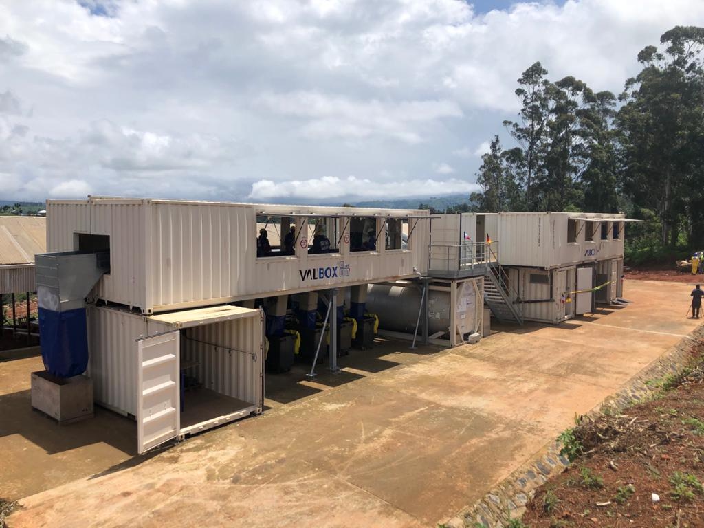 ChrisGuilhou's tweet image. Inauguration du centre de traitement de déchets Val’Box ♻️ à #Dschang 🇨🇲 financé à hauteur de 600M FCFA (900 000€) par la #France 🇫🇷. Projet conçu par l’entreprise française AR VA. Un exemple a suivre en matière de développement durable et de coopération décentralisée