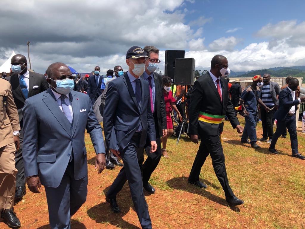 ChrisGuilhou's tweet image. Inauguration du centre de traitement de déchets Val’Box ♻️ à #Dschang 🇨🇲 financé à hauteur de 600M FCFA (900 000€) par la #France 🇫🇷. Projet conçu par l’entreprise française AR VA. Un exemple a suivre en matière de développement durable et de coopération décentralisée