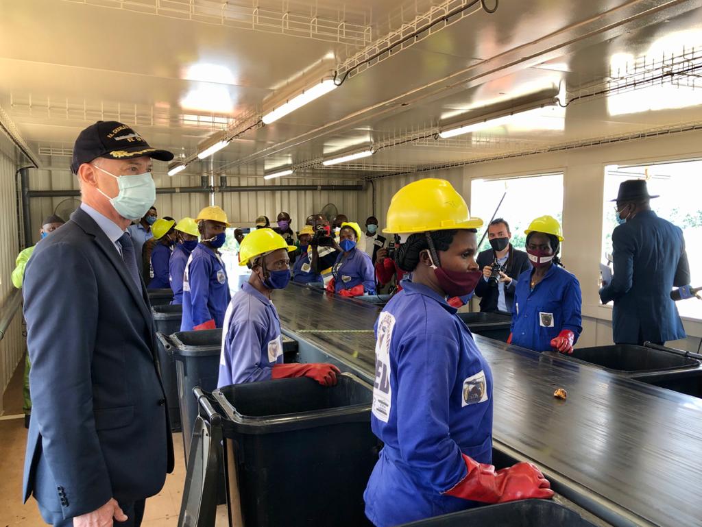 ChrisGuilhou's tweet image. Inauguration du centre de traitement de déchets Val’Box ♻️ à #Dschang 🇨🇲 financé à hauteur de 600M FCFA (900 000€) par la #France 🇫🇷. Projet conçu par l’entreprise française AR VA. Un exemple a suivre en matière de développement durable et de coopération décentralisée