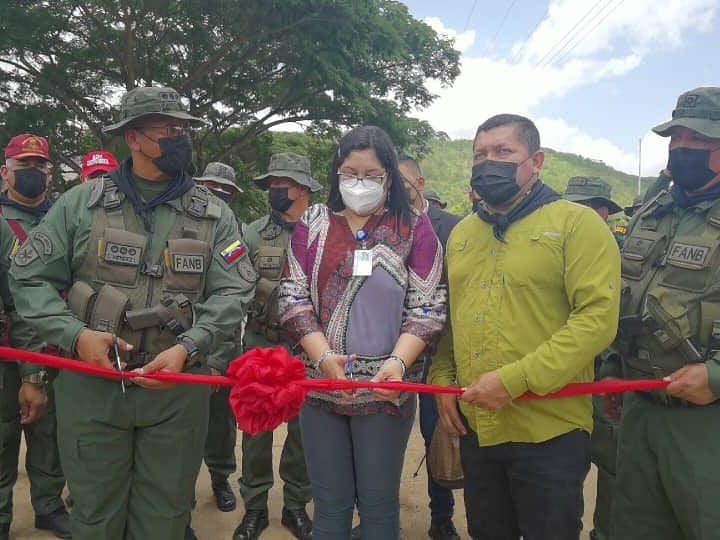 @GNBAnzKM52 (@gnbanzkm52c) on Twitter photo Activado el Destacamento de Comandos Rurales 52-3 en la población de Valle Guanape
#22Jun #FANB #GNB #GNBAnzoategui
#PatriotasEnBatalla
#GNByPuebloVencedor
#FANBEsSoberanía
.<a href="/NicolasMaduro/">Nicolás Maduro</a> .@cmdtegralgnb
.<a href="/CONASCmdte/">CONASCmdte</a>
.<a href="/LopezvargasR/">MG. Richard López Vargas</a>
<a href="/GNB_Anzoategui/">GNB Anzoátegui 😷👍🏻</a> Activado el Destacamento de Comandos Rurales 52-3 en la población de Valle Guanape
#22Jun #FANB #GNB #GNBAnzoategui
#PatriotasEnBatalla
#GNByPuebloVencedor
#FANBEsSoberanía
.<a href="/NicolasMaduro/">Nicolás Maduro</a> .@cmdtegralgnb
.<a href="/CONASCmdte/">CONASCmdte</a>
.<a href="/LopezvargasR/">MG. Richard López Vargas</a>
<a href="/GNB_Anzoategui/">GNB Anzoátegui 😷👍🏻</a>