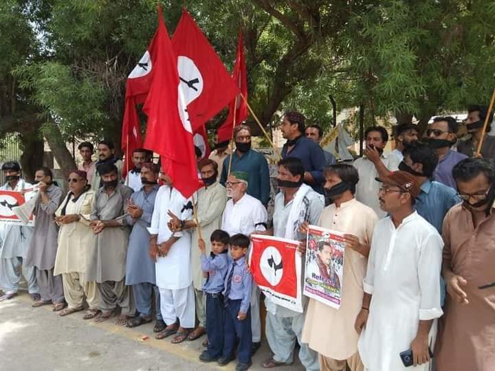 JSQM_media_cel's tweet photo. جسقم جي مرڪزي سڏ تي سڄي سنڌ ۾ جسقم ڪارڪنن پاران هٿن ۾ زنجير ۽ وات تي ڪاريون پٽيون ٻڌي احتجاج رڪارڊ ڪرايو..

#ReleaseSananQureshi
#ReleaseBTKProtesters
@SaeedGhani1 @SyedNasirHShah @ShoukatZardari @NoorulHudaShah @FarooqTariq3 @zamirghumro @AijazZakia @aajizjamali7 @RiazSangi https://t.co/oxpuzkE1QG