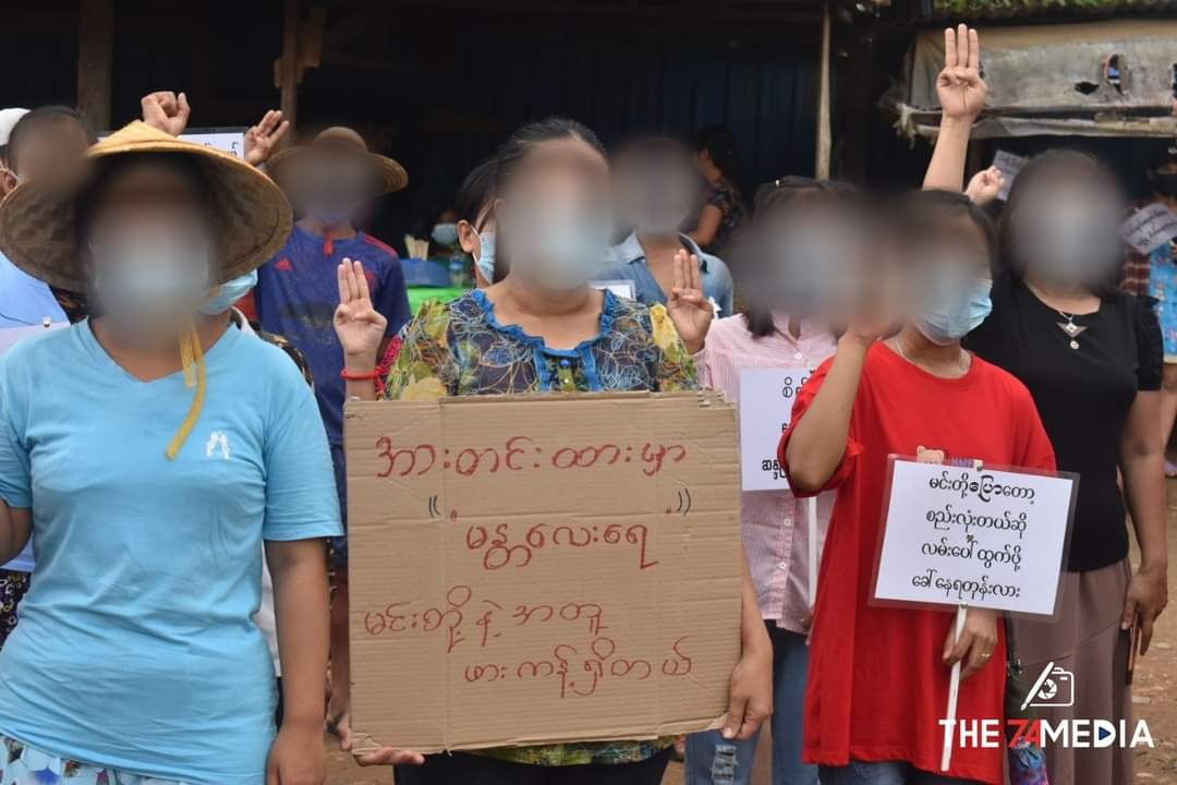 The74Media2019's tweet photo. မန္တလေး PDF အားလုံးဘေးကင်းကြပါစေဆို‌ေသာ စာသားနှင့် အတူစစ်အာဏာရှင်စနစ် ဆန့်ကျင်‌ေရး သပိတ် ပြုလုပ်ခဲ့ကြည့် ဖားကန့်မြို့တိုင်းရင်းသားလူမျိုးပေါင်းစုံ ပင်မသပိတ်စစ်ကြောင်း - ဇွန် ၂၂ ရက်၊၂၀၂၁ ခုနစ်https://t.co/AWybzXSbuL https://t.co/vCVADapPmJ