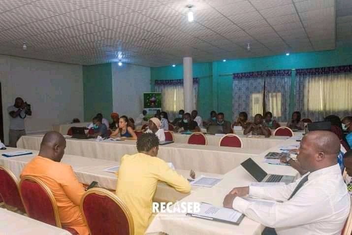 cenerb_ong's tweet photo. Du 30 Mars au 02 Avril 2021, à Grand Popo, ONG CENERB était avec d'autres organismes porteurs de projets financés par le Programme RECASEB avec l'appui de l' @UEauBenin. C'était dans le cadre de séances de formation sur les notions de procédures financières, mécanismes de suivi. https://t.co/Cm1hA2zFrZ