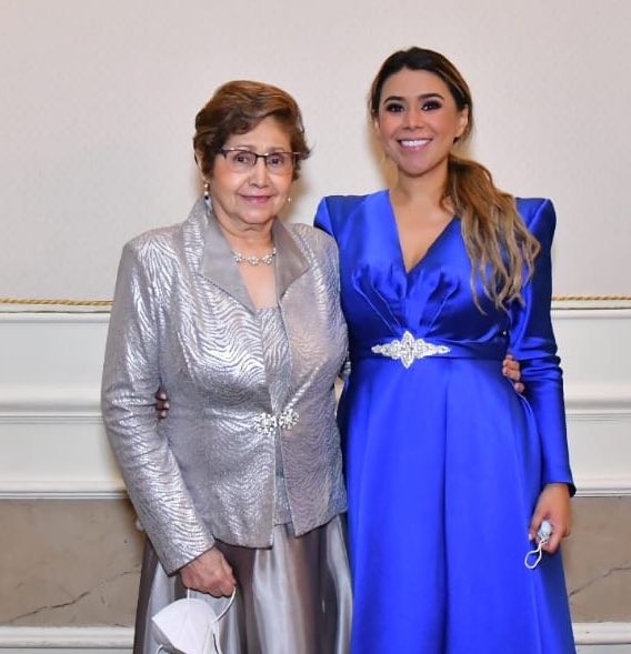 Villabull's tweet photo. ¡Feliz Día del Maestro a todos aquellos seres maravillosos que dan su vida por la enseñanza y hacer de nosotros mejores personas! Gracias a mis maestros de toda la vida pero sobre todo a mi hermosa mamá que es maestra de profesión y la mujer más espectacular del mundo. https://t.co/KOpP4QIF7Q
