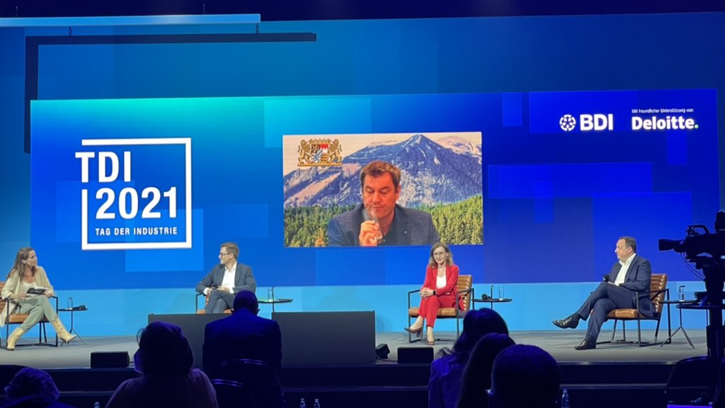 Markus Söder hat während der Pandamie alle Vorteile der Videokonferenz zu schätzen gelernt 😂 er kann der Diskussion folgen, sinnvolle Redebeiträge leisten, nebenbei mit einem Mitarbeiter plaudern, heimlich etwas snacken und entspannt im Sessel abhängen <a href="/Der_BDI/">BDI</a> #tdi21