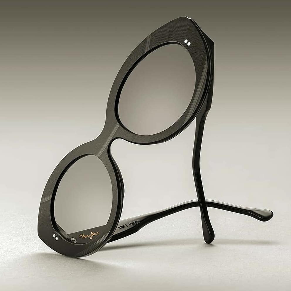 Nita can be described as sex and voluptuous. Big round cover and protect the eyes. Look without being seen.

#wearthemusic #vinylizeeyewear #Vinylize #lp