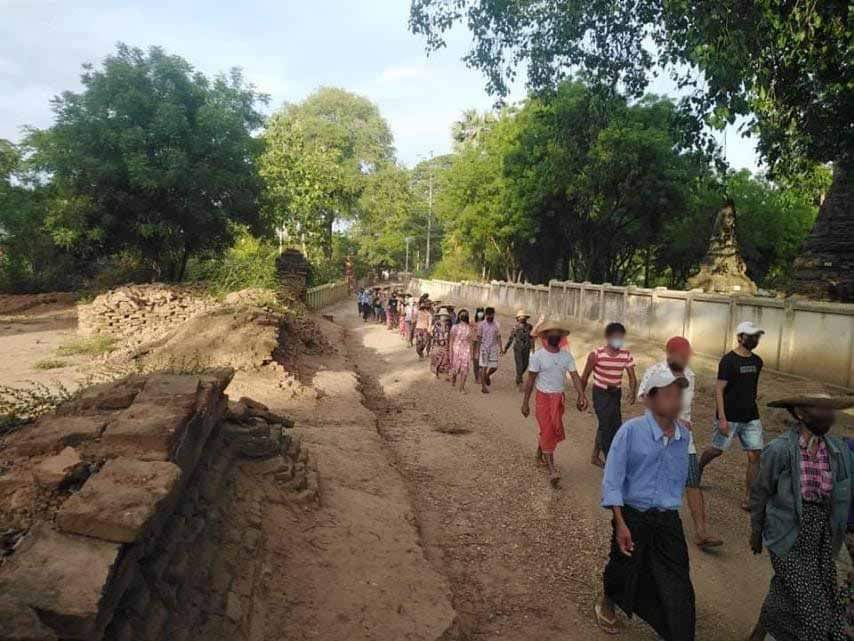 Residents from a village near #Monywa_Amyint Road,#Chaung_U Tsp marched to oppose the military dictatorship in this evening. 

#June22Coup #WhatsHappeningInMyanmar #UnfetteredAccessForAids