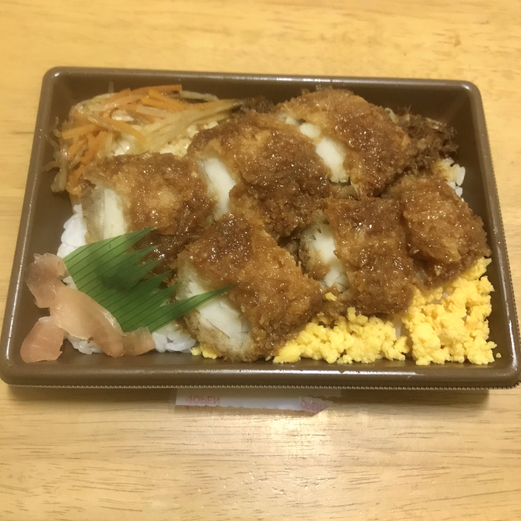 大場礼 セブンイレブンのイカフライおかか御飯 ソースがしみたイカフライが美味い ただ かつてのイカフライおかか弁当に比べたらサイズが小さいし かき揚げがきんぴらごぼうに変わっているのもちょっと寂しい セブンイレブン イカフライおかか御飯