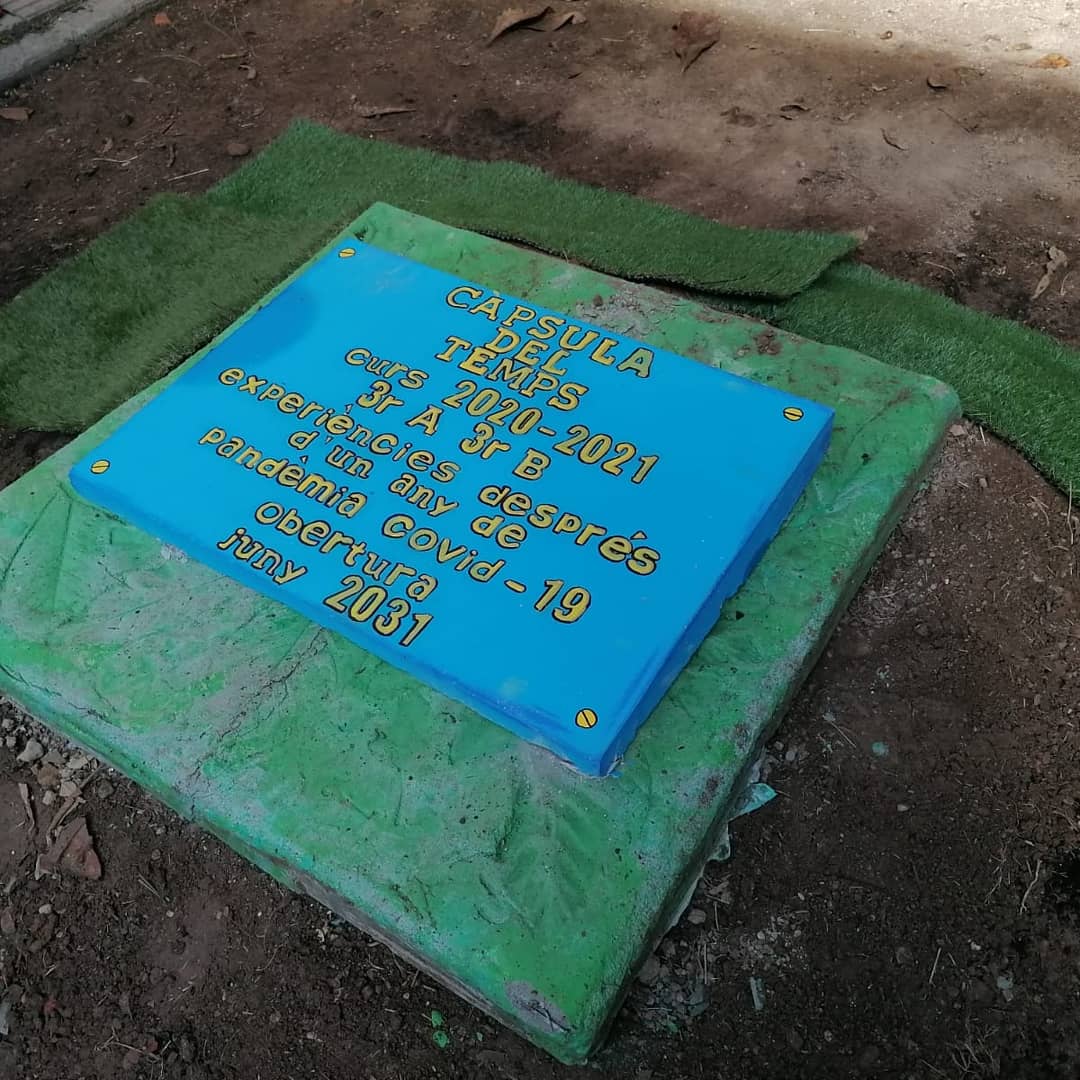 Famílies, mestre i alumnes de 3r han fet realitat el projecte de la Càpsula del Temps! L'obertura de la càpsula es farà d'aquí a deu anys i els infants que llavors facin 3r podran entendre millor com hem viscut la pandèmia i descobriran els nostres sentiments i emocions.