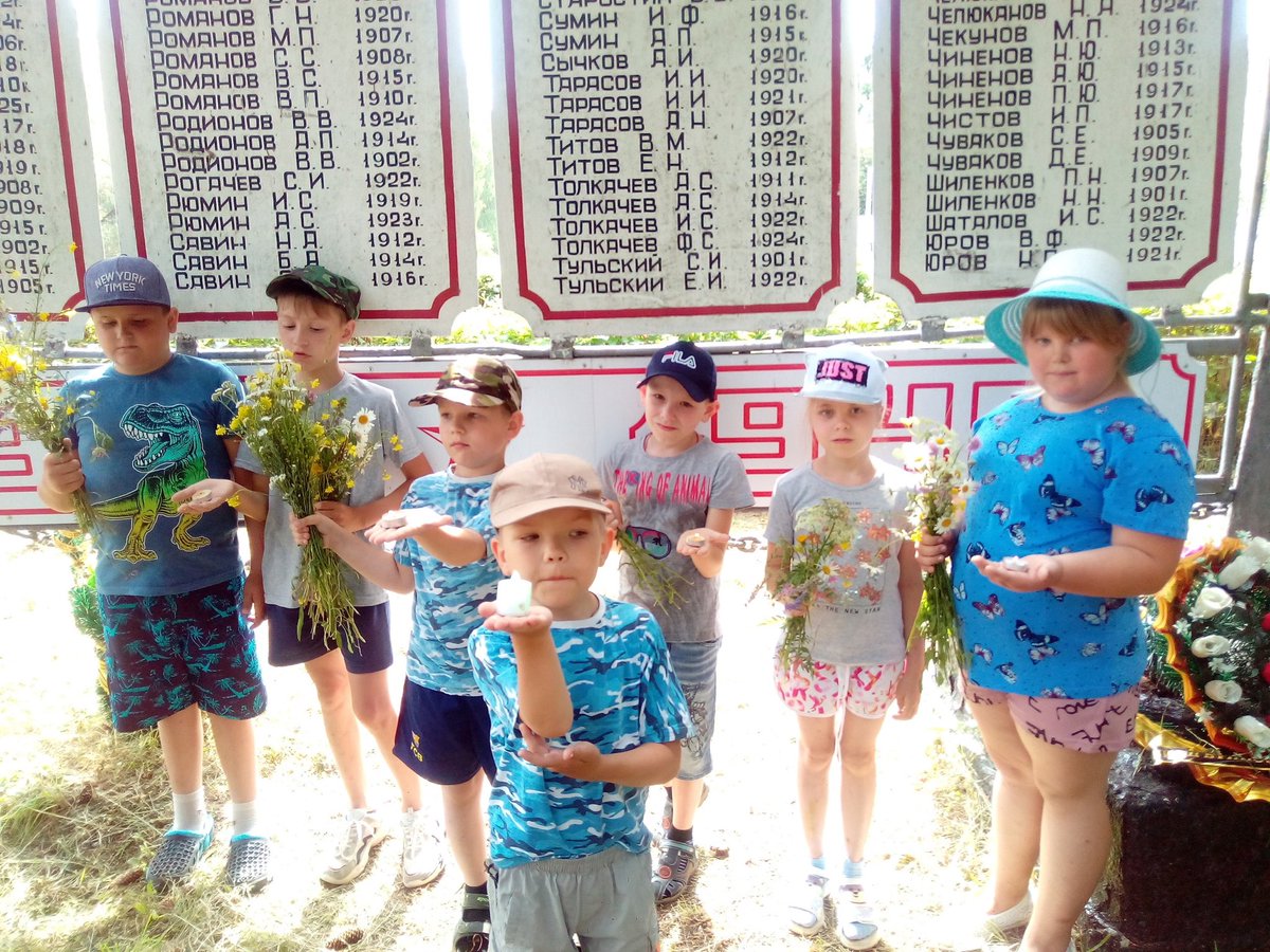 В День памяти и скорби, 22 июня, в Веневском районе прошла патриотическая акция «Свеча памяти» к 80-летию начала Великой Отечественной войны. 

Учащиеся образовательных учреждений возложили цветы, зажгли свечи и почтили Память о воинах ВОВ минутой молчания. #Свечапамяти71 #Венев