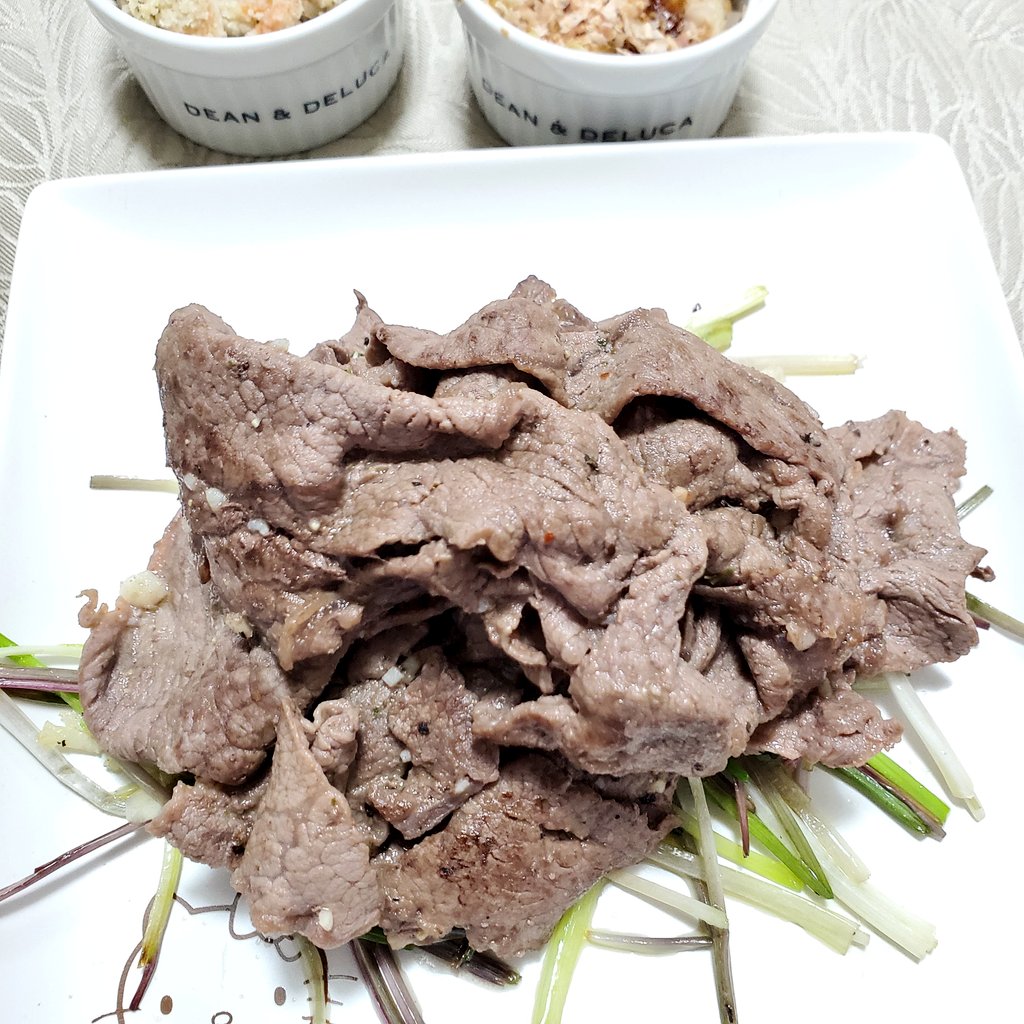 はな 島らっきょうの茎を捨てるのが 勿体なくって 炒め物にしてみました 食べてみたら意外と美味しい いただけるものは美味しく食べる そのまま鰹節和え 醤油漬け 味噌漬け 塩漬け 暫く楽しめそう 島らっきょう アレンジレシピ